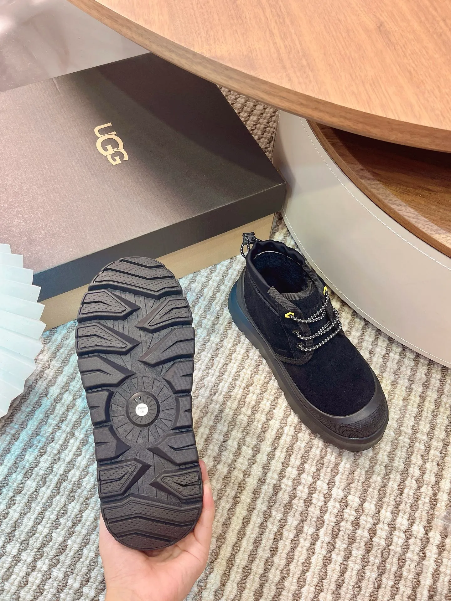 【UGG】 P: 560💰 Couple shoes Size: Women’s size 35-40 / Men’s size 40-44 UGG Tasman Weather Hybrid slip-on snow boots👢 Wang Yibo's same style 👏 adds a large orange sole to the classic Tasman shoe style, functional color contrast design, environmentally friendly waterproof and snowproof material, which has both fashionable and functional attributes. At the same time, it is paired with the new UGG furry shoes Keen's furry color-blocking jacket. Bright orange and maroon collide to create a new light outdoor style and open up a new travel experience in early autumn! Using the best materials, the 17mm fur integrated surface is warmer and breathable, and the outsole is upgraded to a lightweight and wear-resistant light wing technology outsole!